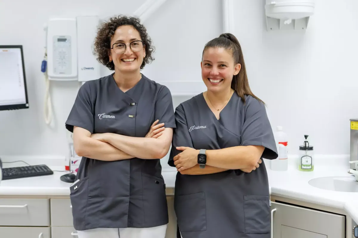 Dos mujers posando en una sala de dentista