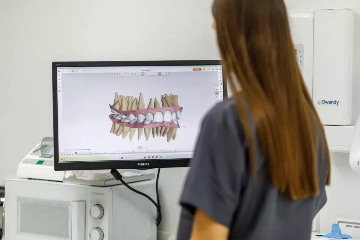 Andrea mirando una pantalla con una recreación 3d de una dentadura