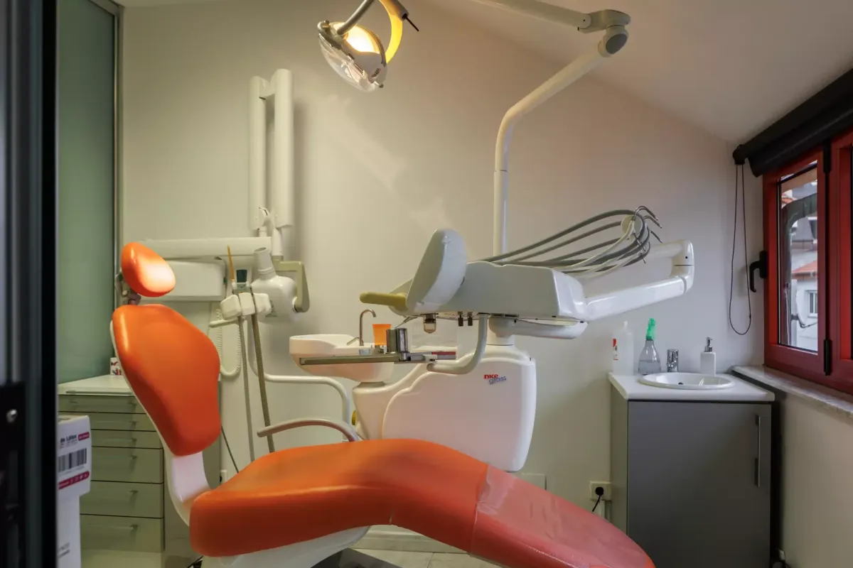 Sillón de dentista con instrumental