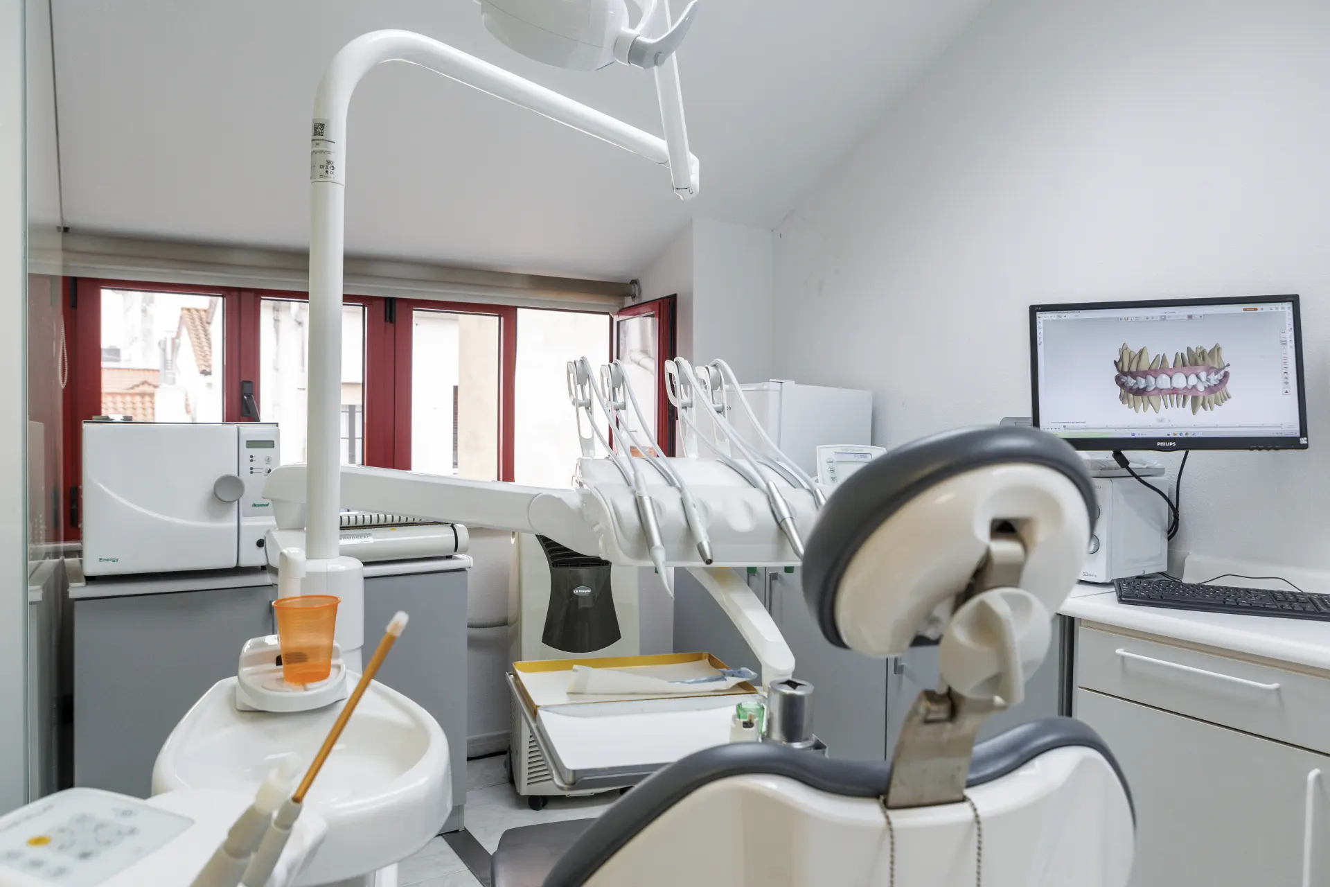 Sillón de dentista con instrumental