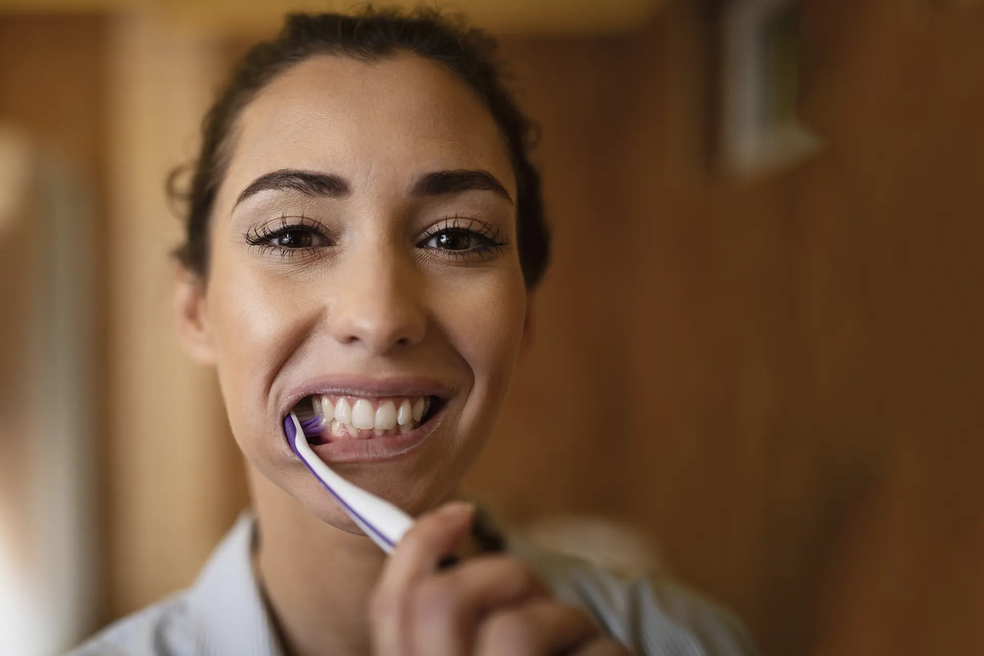 Mujer lavándose los dientes
