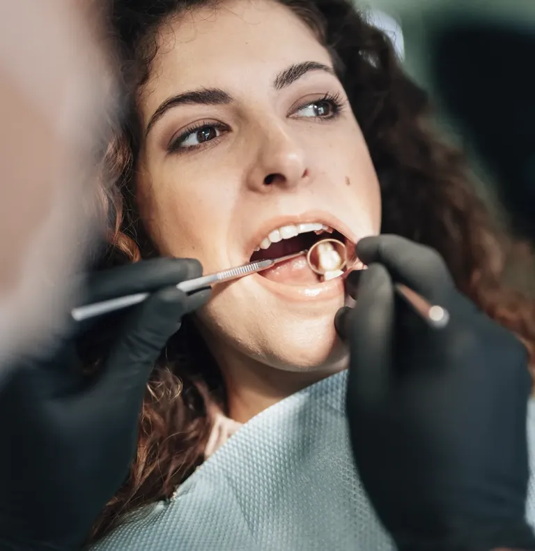 Mujer atendida por un dentista